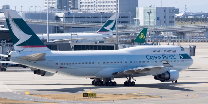 Cathay Pacific Airways ,CX562 ,Boeing 747-412F ,B-HKT ,Arrived from Hong Kong ,Kansai Airport (16048287673)