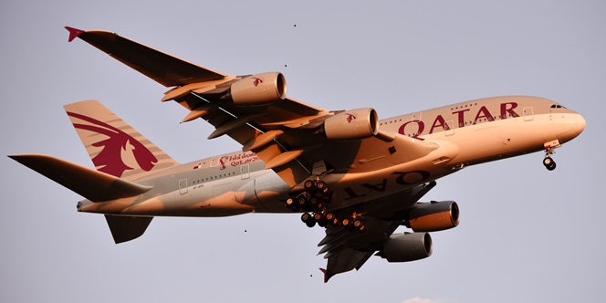 Qatar Airways Airbus A380 A7-APG Perth 2022 (01)