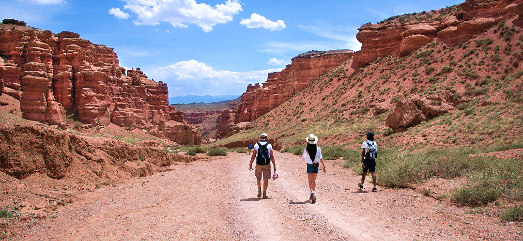 what to see in charyn canyon hiking trail inside canyon ovago
